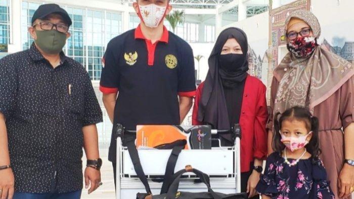 asri-maulana-bersama-keluarga-saat-di-bandara.jpg