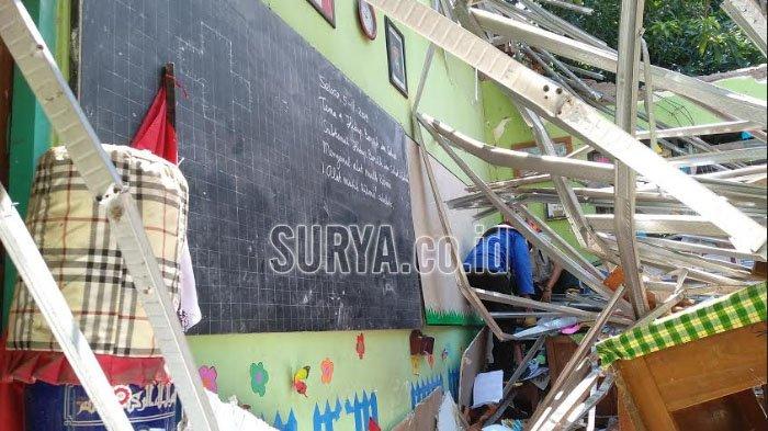 atap-sekolah-di-pasuruan-ambruk.jpg
