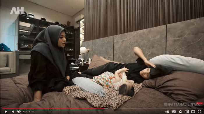 atta-halilinta-dan-aurel-simulasi-tidurkan-bayi.jpg