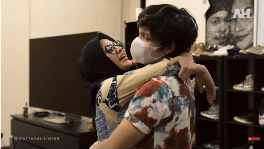 aurel-hermansyah-peluk-atta-halilintar-yang-sudah-dinyatakan-bebas-covid-19-rabu-2842021.jpg