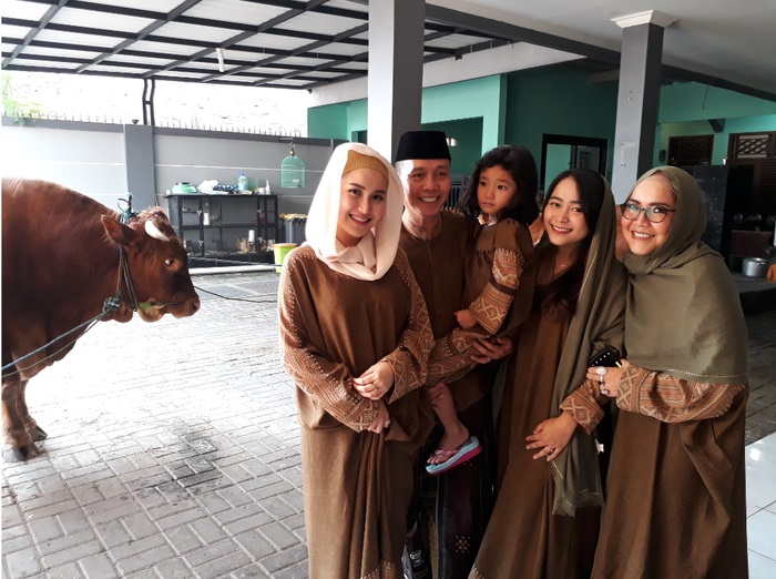 ayu-ting-ting-bersama-keluarga-merayakan-idul-adha-di-kediamannya-di-kawasan-depok-3.jpg