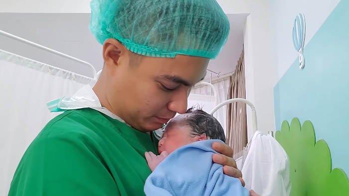 baim-wong-lantunkan-azan-untuk-anak-pertamanya.jpg
