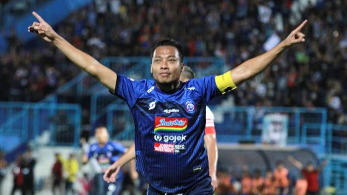 bek-arema-fc-hamka-hamzah-merayakan-gol-yang-dicetaknya-ke-gawang-psis-semarang.jpg