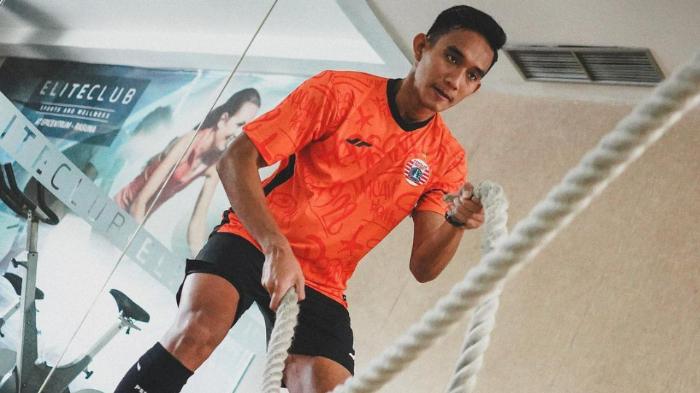 bek-persija-jakarta-rizky-ridho-mengikuti-sesi-latihan-jelang-liga-1-2023.jpg