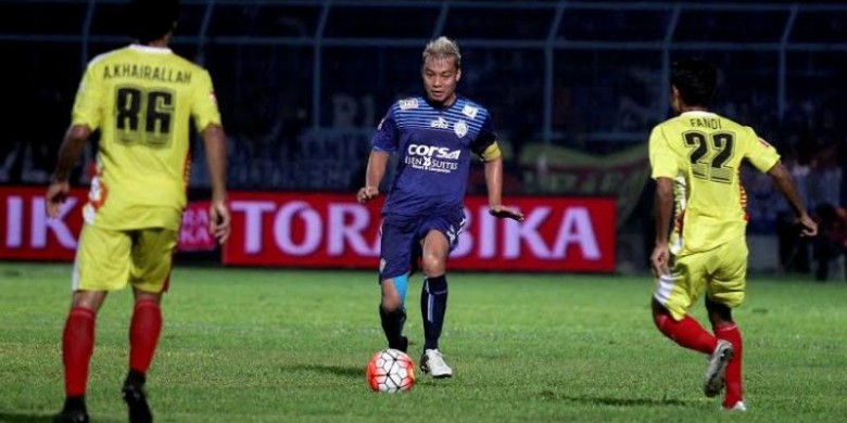 bek-tengah-sekaligus-kapten-arema-hamka-hamzah-tengah_20180728_081121.jpg
