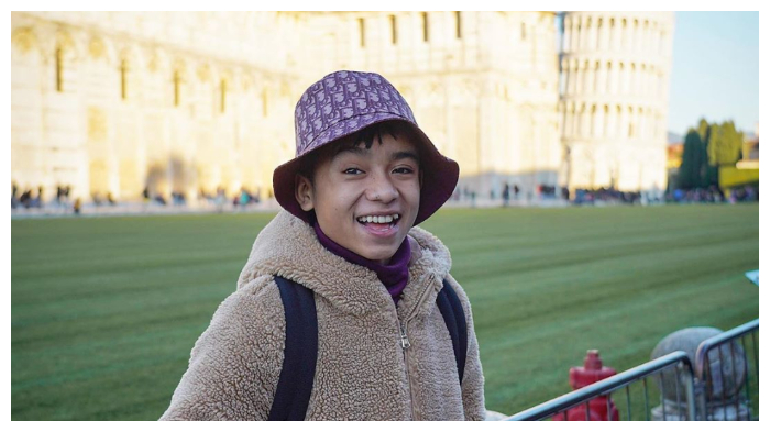 betrand-peto-saat-berada-di-depan-menara-pisa-italia.jpg