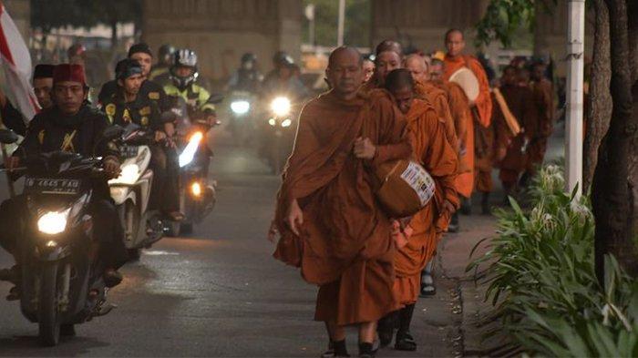 Viral Deretan Sambutan Hangat Warga saat Dilewati 32 Biksu Thailand yang Jalan Kaki ke Borobudur