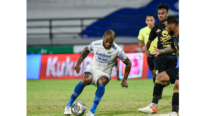 bomber-persib-bandung-david-da-silva-saat-berhadapan-dengan-mantan-ti.jpg