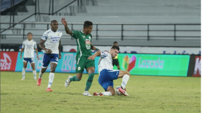bomber-pss-sleman-wander-luiz-saat-berhadapan-dengan-bek-persib-bandung-nick-kuipers.jpg