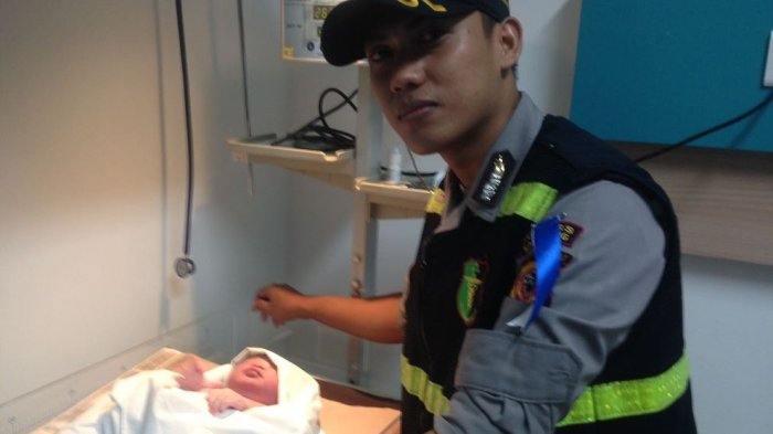 bripda-lendra-saat-di-rumah-sakit-wira-medika-menemani-bayi-yang-lahir_20170630_161946.jpg