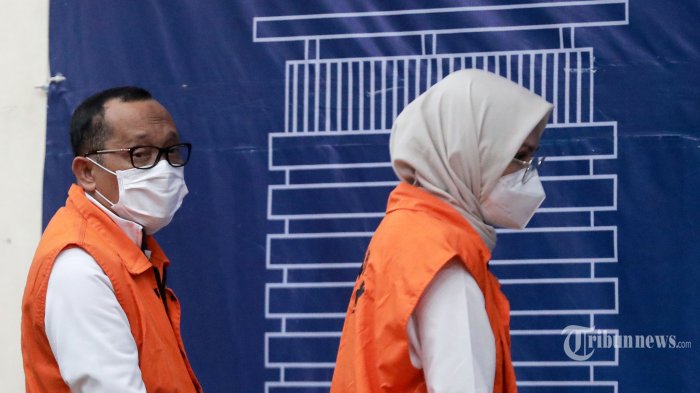 bupati-probolinggo-puput-tantriana-sari-dan-suaminya-hasan-aminuddin-terjaring-ott-kpk.jpg