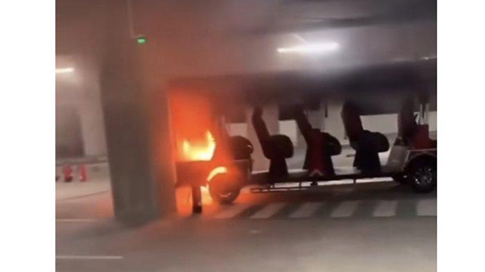 bus-listrik-terbakar-di-gedung-parkiran-besakih-karangasem-bali.jpg