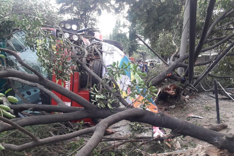 Bus Transjakarta Terguling di Patal Senanyan usai Hindari Motor Menyalip