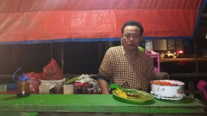 Mengenal Cak Hendrik, Pemilik Pecel Lele yang Viral saat Banjir Menggenangi Warungnya