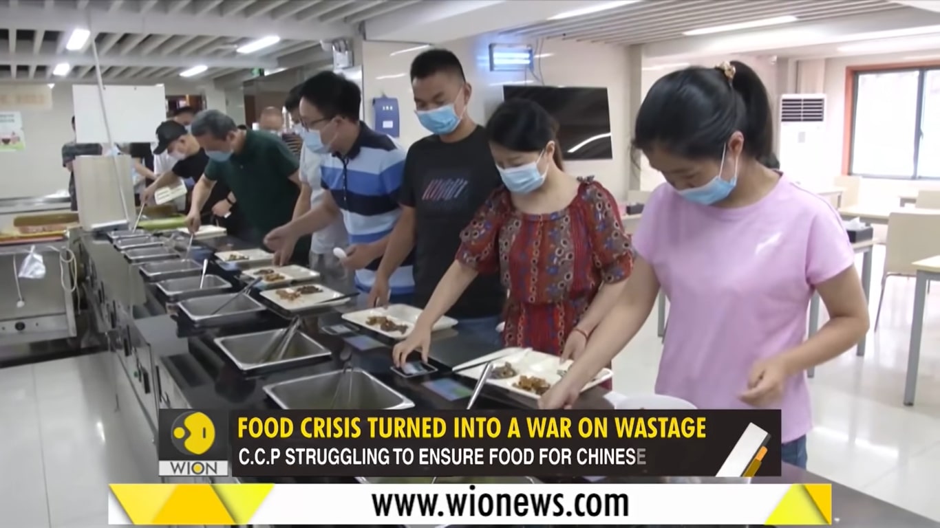 Viral Kepala Sekolah Makan Sisa Makanan Siswa untuk Peringatkan Pemborosan, Tuai kritikan Warga