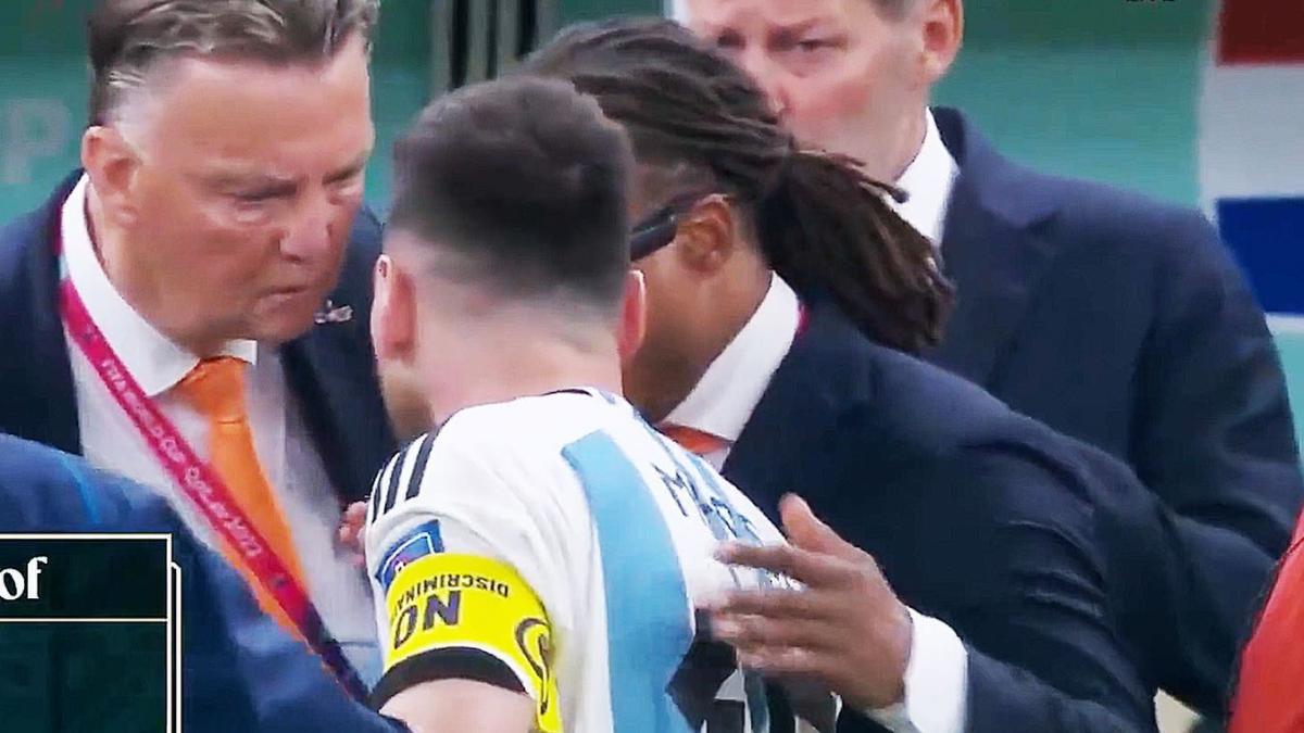 cuplikan-cekcok-lionel-messi-dengan-van-gaal-di-piala-dunia-2022.jpg