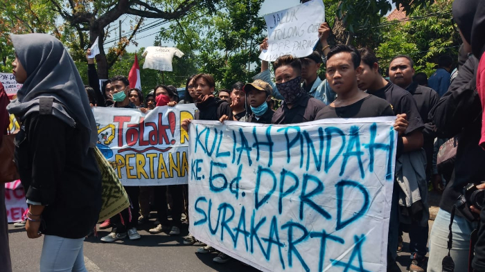 demo-menghiasi-adanya-revisi-kitab-undang-undang-hukum-pidana-tak-terkecuali-mahasiswa-di-solo.jpg