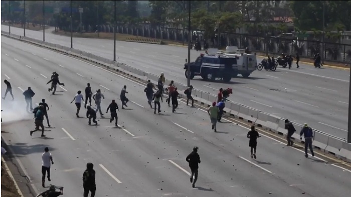 Para Pendemo Ditabrak Mobil Lapis Baja Pasukan Venezuela, Puluhan Demonstran Terluka