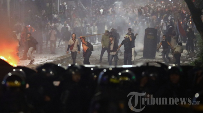 demonstran-terlibat-bentrok-dengan-polisi-saat-menggelar-aksi-22-mei.jpg