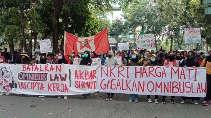 demonstrasi-menolak-undang-undang-omnibus-law-di-gedung-dprd-sumut.jpg