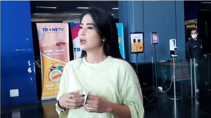 dewi-perssik-menuturkan-pelecehan-yang-diterimanya-melalui-media-sosial-kamis-432021.jpg