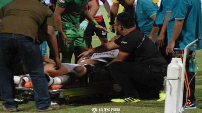 dimas-galih-mendapatkan-cedera-saat-memperkuat-kalteng-putra-vs-madura-united-di-liga-1.jpg