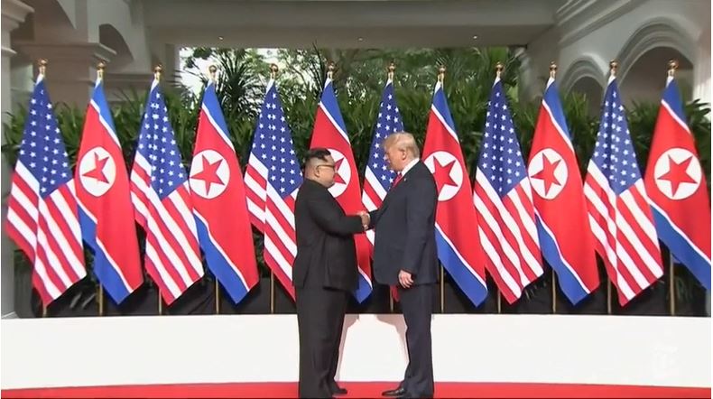 donald-trump-menjabat-tangan-kim-jong-un-dengan-senyuman_20180612_094828.jpg