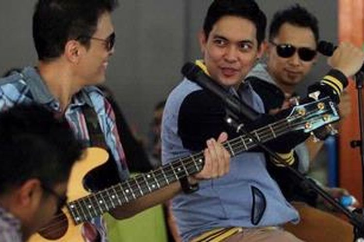 donnie-sibarani-tengah-vokalis-ada-band-tampil-bersama-rekan-rekan-segrupnya-itu.jpg