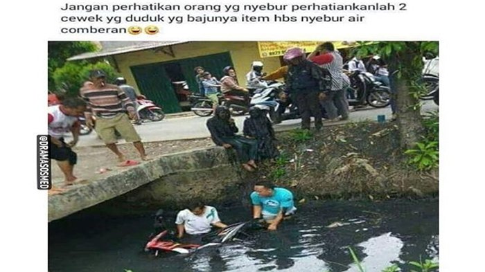 Viral di Medsos! Sosok Hitam Duduk di Pinggir Got, 'Kirain Malaikat Maut' Ternyata. . .