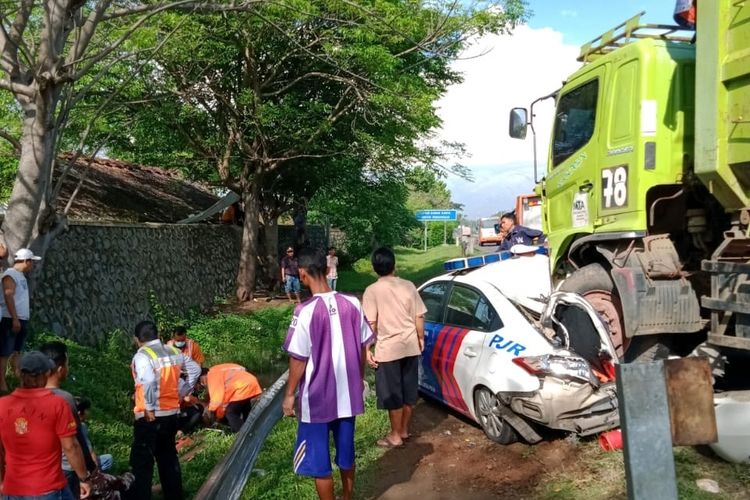 dump-truk-tabrak-tiga-mobil-di-tol-tangerang-merak-km-66-pagi-tadi.jpg