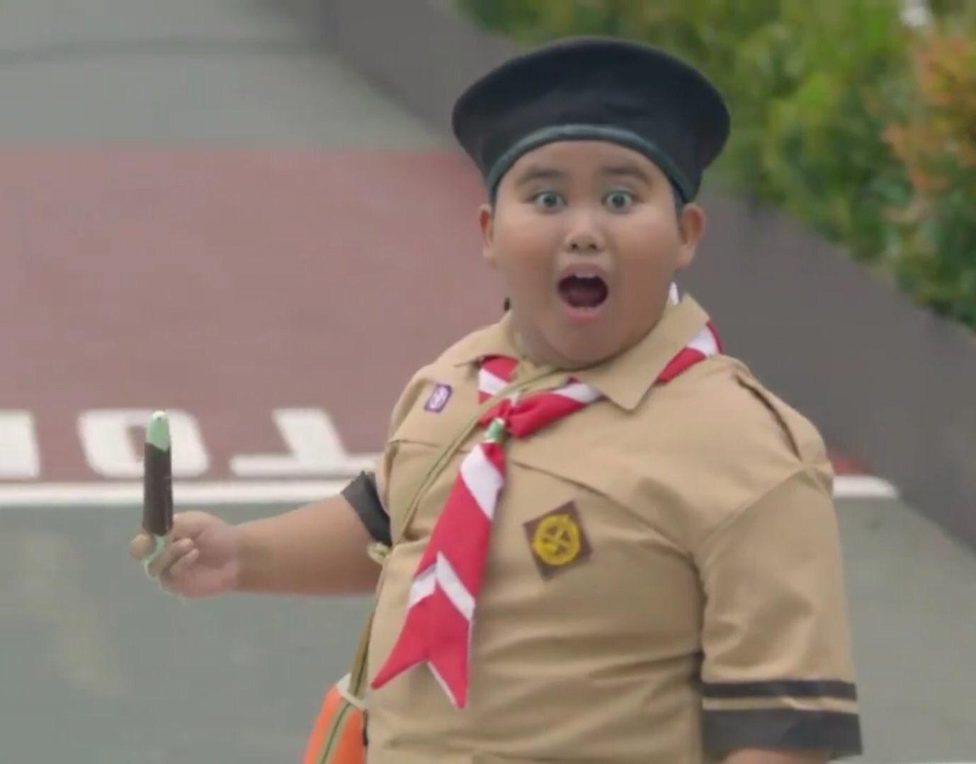 ekspresi-bocah-berseragam-pramuka-saat-menatap-presiden-jokowi_20180820_095117.jpg