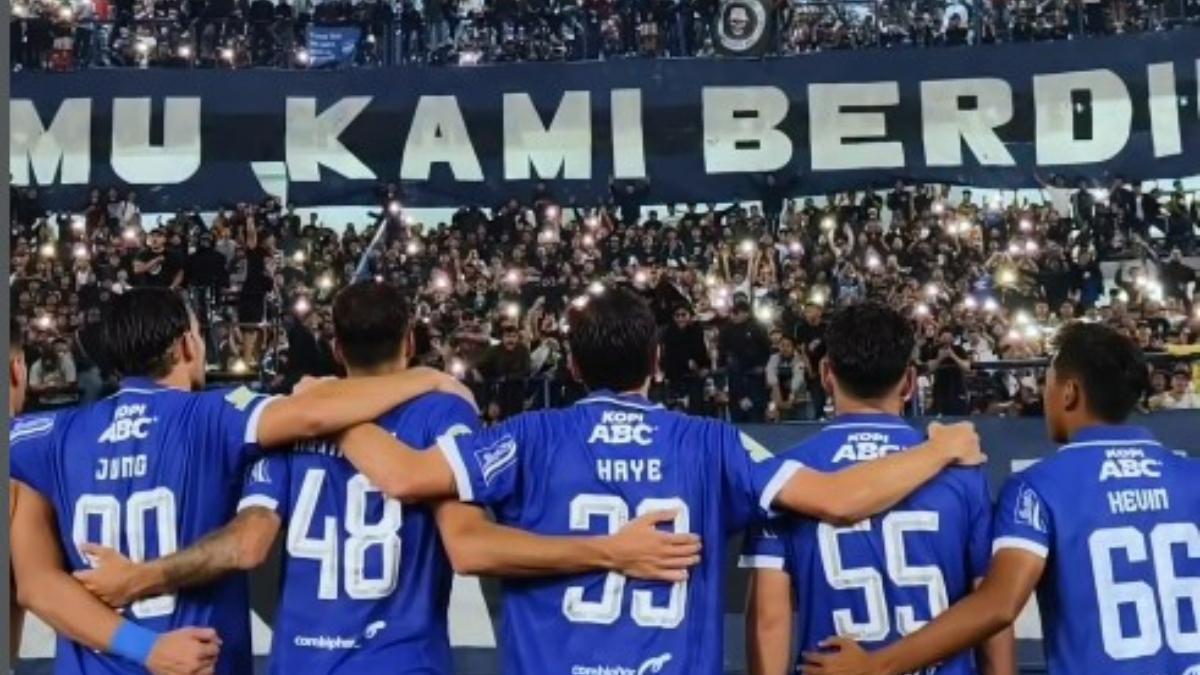 ersib-Bandung-menghampiri-suporternya-Bobotoh.jpg
