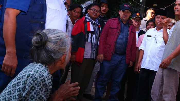 fahri-hamzah-saat-mengunjungi-korban-gempa-lombok_20180822_083140.jpg