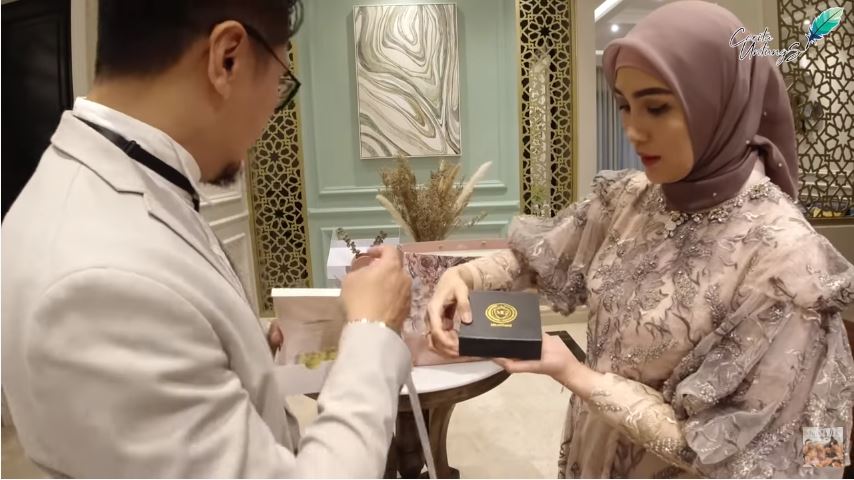 fenita-arie-dan-arie-untung-memperlihatkan-isi-suvenir-pernikahan-ria-ricis-dan-teuku-ryan.jpg