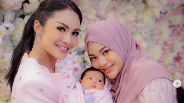 foto-aurel-dan-krisdayanti-saat-bersama-dengan-ameena.jpg