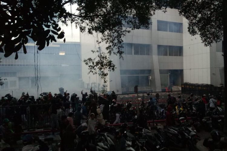 gedung-bpk-di-jalan-gatot-soebroto-turut-menjadi-sasaran-amukan-massa-demonstran.jpg