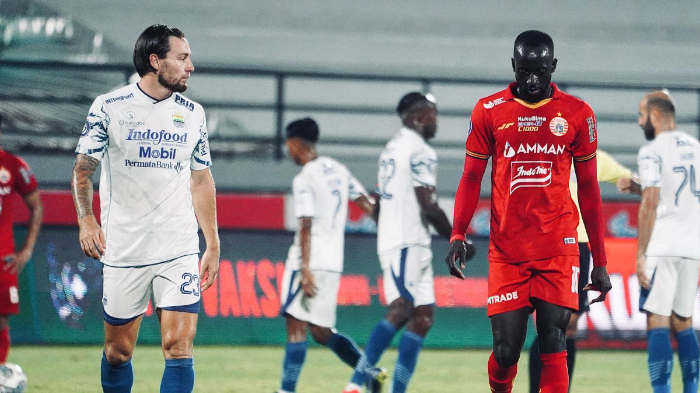 gelandang-persib-bandung-marc-klok-kiri-dan-eks-persija-jakar.jpg