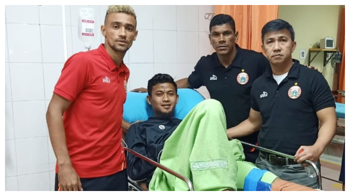 gelandang-persija-jakarta-bruno-matos-menjenguk-kiper-persib-bandung-m-natshir.jpg