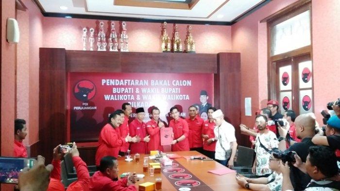 gibram-rakabuming-saat-lakukan-pendaftaran-di-dpd-pdip-jateng.jpg