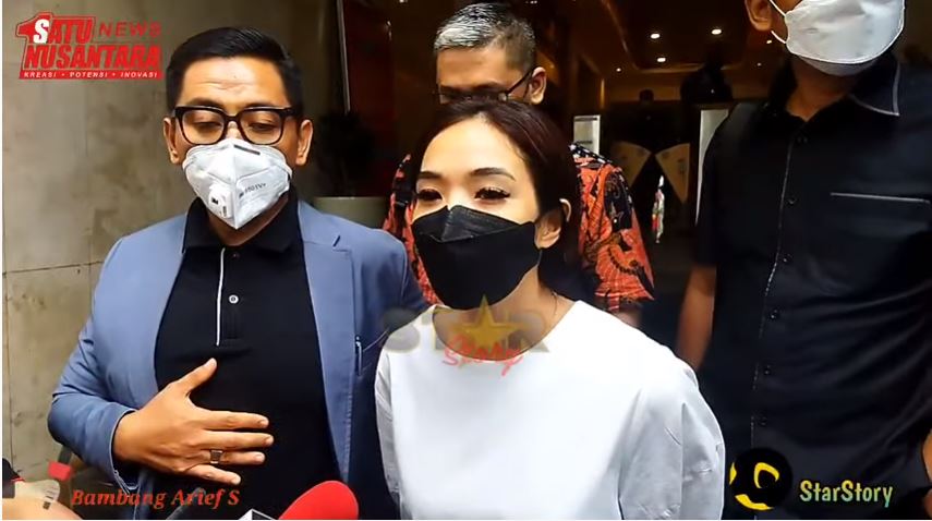 gisel-didampingi-pengacaranya-sandy-arifin.jpg