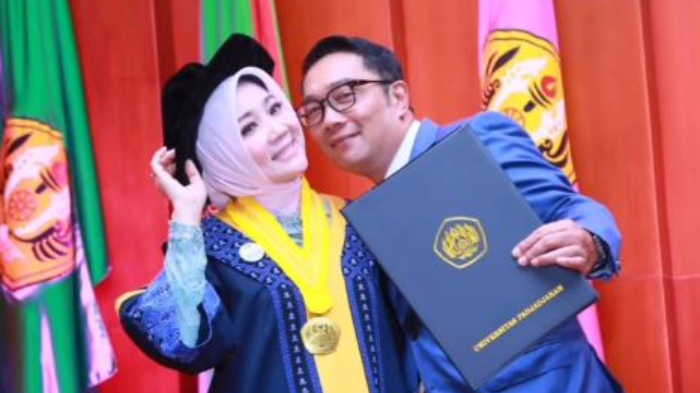 Ridwan Kamil Unggah Momen Atalia Praratya Terbaring Lemas di Rumah Sakit: Jadi Suami Siaga Dulu