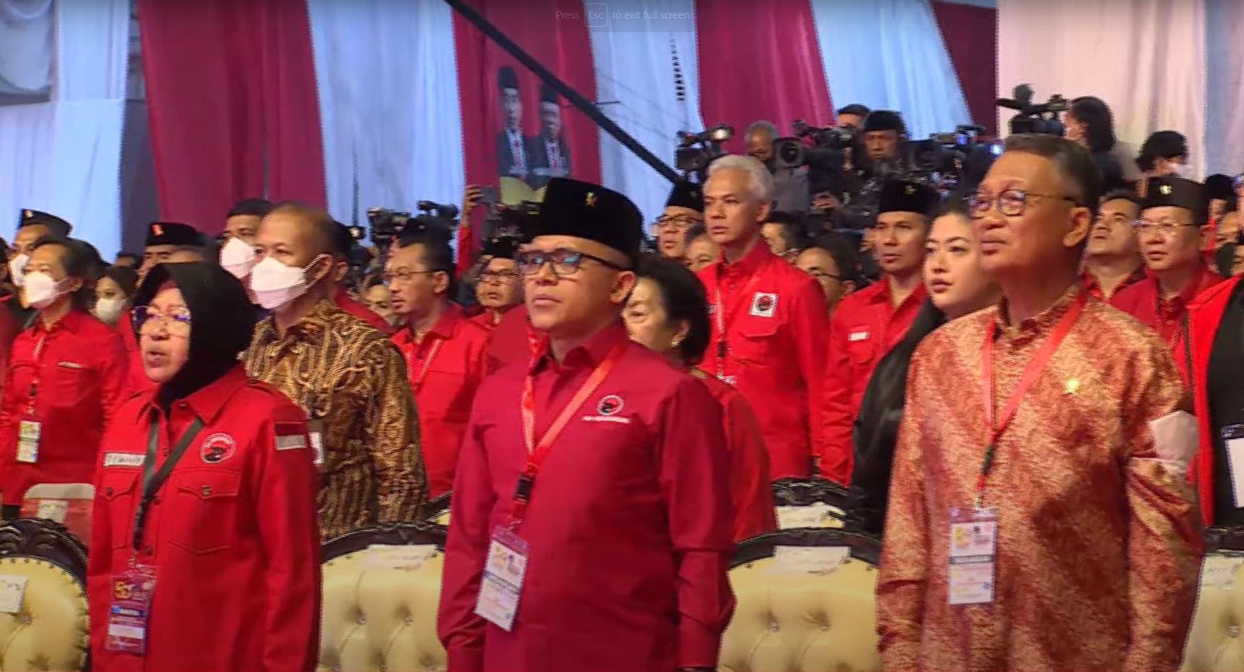 gubernur-jawa-tengah-ganjar-pranowo-di-belakang-menteri-sosial-tri-rismaharini.jpg