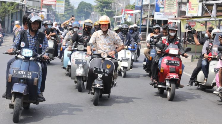 gubernur-jawa-tengah-ganjar-pranowo-mengendarai-motor-vespa.jpg