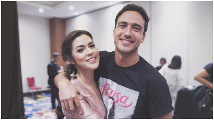 Jalani Prosesi Adat Ngeyeuk Sereuh, Tatapan Penuh Cinta Hamish untuk Raisa Ini Bikin Meleleh