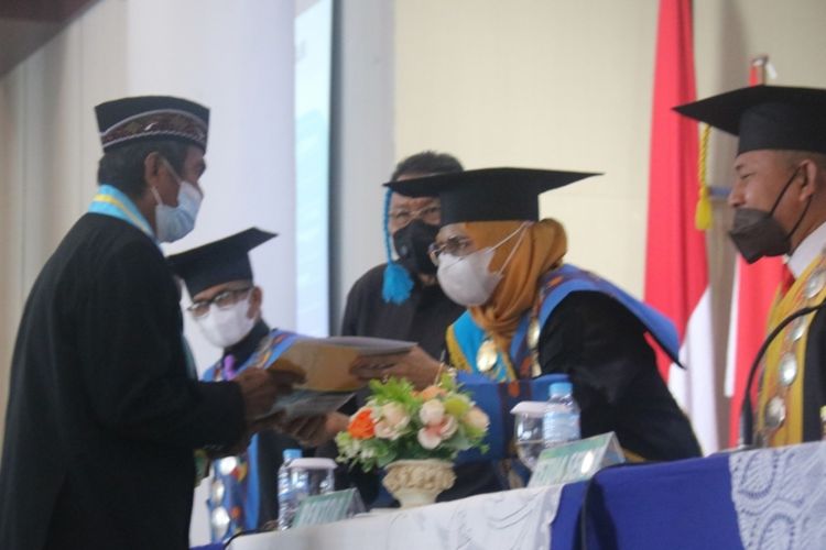 iain-sultan-qaimuddin-kendari-viral-ayah-wisuda.jpg