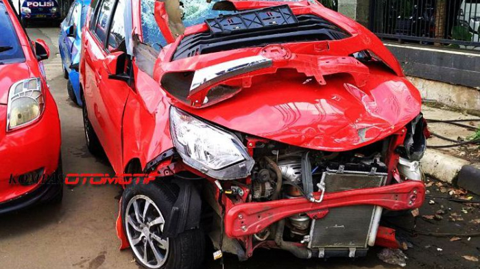 ilustrasi-kecelakaan-tabrakan-mobil-di-jakarta_20180108_202022.jpg