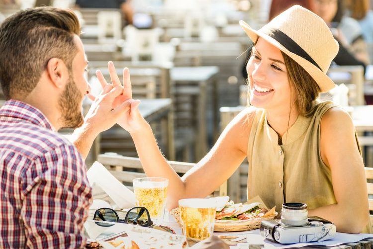 Ragu Nyatakan Cinta? Kenali Dulu 5 Tanda yang Tunjukkan Kalau Dia Juga Tertarik Padamu