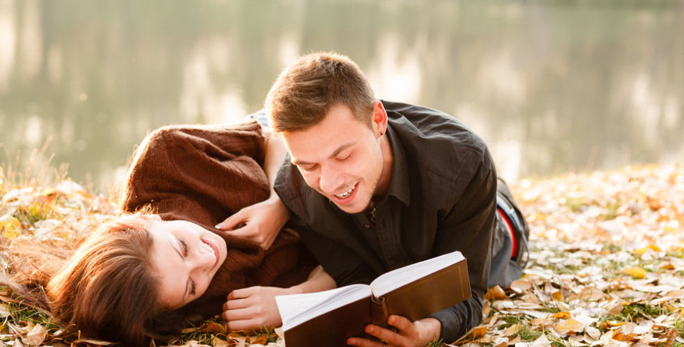 Nggak Cuma Nambah Wawasan, Membaca Ternyata Bisa Gaet Jodoh, Lho! Nggak Percaya?