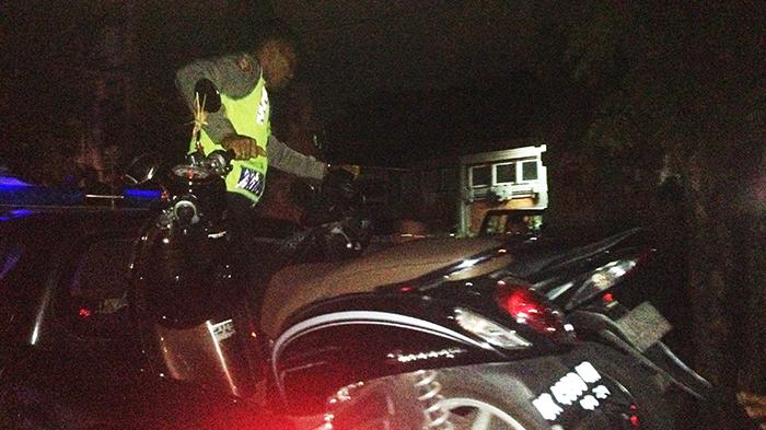 Sadis! Geng Motor Todong Pisau di Leher Korban hingga Dimasukkan ke Got