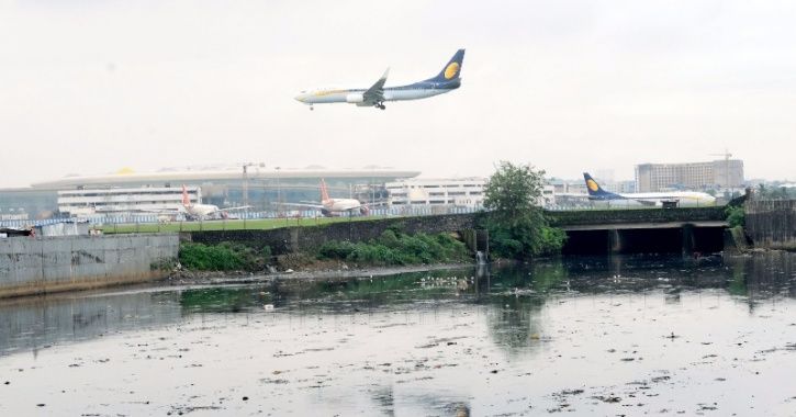 Menjijikkan! Warga Delhi Mengaku Dihujani Tinja dari Langit, Ternyata Faktanya. . .